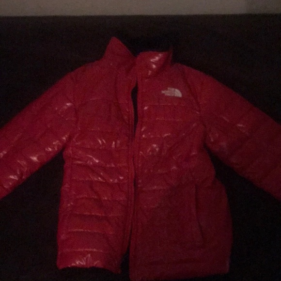 I am selling a north face cult is a medium in girls and it is red and black,All Products : American Fashion Style Bags On Sale